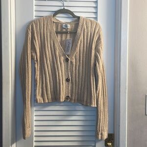 Lavender Moon NWT Cropped Chenille Sweater in Beige Size Medium.Deep V/3 Buttons
